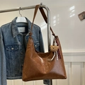 Sac fourre-tout en cuir ciré marron avec large bandoulière et pendentif ours décoratif - Marron avec Pendentif