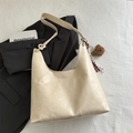 Sac sous le bras minimaliste en similicuir beige avec pendentif ours et bandoulière nouée - Blanc Avec Pendentif