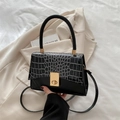 Sac bandoulière noir élégant avec motif crocodile blanc et fermoir rotatif doré - Noir