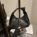 Klassische schwarze geflochtene Leder-Hobo-Tasche mit stilvollem Knotengriff für Winter - Schwarz