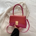 Petit sac carré rose avec rabat à motif crocodile et fermoir rotatif doré élégant - Rose