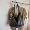 Große schwarze Hobo-Schultertasche aus Kunstleder mit Reißverschlüssen und Bärenanhänger - Mit Anhänger / Schwarz