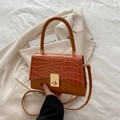 Sac à main élégant orange-marron avec texture motif crocodile et fermoir doré - Marron