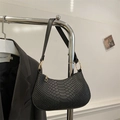 Bolso baguette negro con textura de cocodrilo en cuero sintético y herrajes dorados - Negro