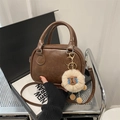Braune Vintage Zylindertasche mit geprägtem Text und einem niedlichen Plüschlamm Anhänger - Braun mit Anhänger