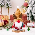 Gnomo navideño con cuernos de reno sosteniendo un mini árbol en base de madera - Estilo Reno Astas Marrones Versión Q