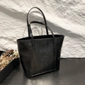 Elegante schwarze Kroko-Handtasche mit viel Platz und schicken Doppelgriffen - Schwarz Typ 1
