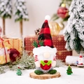 Gnomo de Navidad de peluche con gorro a cuadros rojos sobre base de madera natural - Estilo Papá Noel Sombrero de Cuadros Versión Q