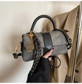 Detail der grauen Denim-Handtasche mit Tennisschläger-Anhänger und Quasten-Dekoration - Schwarz Mit Anhänger