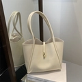Sac cabas minimaliste en cuir blanc cassé avec élégante boucle en métal doré et anses - Blanc