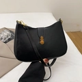Bolso hobo medialuna negro minimalista con hebilla dorada y acabado de cuero brillante - Negro