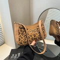 Sac à bandoulière léopard tendance avec finitions en simili cuir et nœud argenté chic - Léopard Kaki