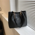 Bolso tote negro grande de cuero sintético mate con correa de cadena dorada elegante - Sin Colgante / Negro