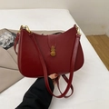 Bolso de hombro media luna rojo oscuro con cierre dorado vintage y cuero brillante - Burdeos