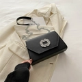 Schicke schwarze Umhängetasche mit luxuriöser Strass-Schnalle und silbernem Kettenriemen - Schwarz