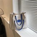Bolso tote marfil con asas azules, cadena dorada y texto Fashion en la parte frontal - Sin Colgante / Azul