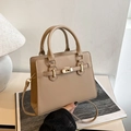 Borsa a tracolla beige minimalista con chiusura girevole dorata e tracolla sottile - Cachi