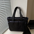 Borsa tote in velluto a coste nero per donna con bordi blu scuro e tasche frontali - Nero