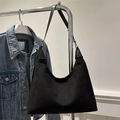 Borsa hobo nera scamosciata con tracolla in pelle e dettagli catena argentata - Nero