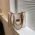 Bolso tote blanco crema con correas marrones y detalles de cadena dorada con luz - Sin Colgante / Marrón