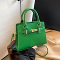 Elegante hellgrüne Lederhandtasche mit goldenem Drehverschluss und verstellbarem Riemen - Grün