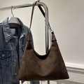 Borsa tote vintage in pelle scamosciata marrone scuro con tracolla e catena - Marrone