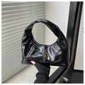 Dettaglio della borsa a mezzaluna nera lucida con pieghe a nuvola alla moda e liscia - Nero