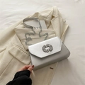 Silberne Umhängetasche mit Strassschnalle und Metallic-Kettenriemen im minimalistischen Stil - Silber