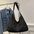 Bolso tote grande negro en forma de media luna de nailon con correa ajustable - Negro