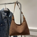 Borsa tote marrone in finta pelle scamosciata con catena d'argento e denim - Marrone