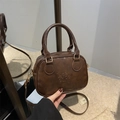 Dunkelbraune quadratische Handtasche aus Kunstleder mit Schriftzug und Umhängeriemen - Ohne Anhänger / Braun
