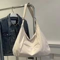 Bolso tote grande color crema con correa ajustable y acabado satinado suave - Blanco
