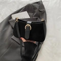 Minimalistische schwarze Wildleder-Achseltasche mit goldener D-Ring-Schnalle - Schwarz