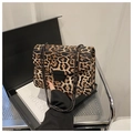Dettaglio borsa leopardata con catena nera e confezione regalo di lusso inclusa - Marrone