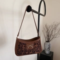 Braune Schultertasche mit Leopardenmuster und goldener Schleife im sichelförmigen Design - Leopardenbraun