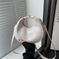 Bolso hobo blanco trenzado a la moda con hebillas de metal dorado y correa de hombro - Blanco