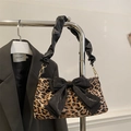 Borsa chic leopardata con grande fiocco nero e manico in pelle nera a pieghe - Grande Fiocco Nero (ZX6218) / Nero