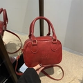 Minimalistische rote quadratische Handtasche aus mattem Kunstleder mit goldenen Metallteilen - Ohne Anhänger / Rot