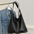 Grand sac cabas noir minimaliste en similicuir avec une texture brillante vintage - Noir