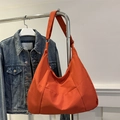 Bolso hobo naranja minimalista de nailon de gran capacidad con correa ancha - Naranja