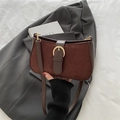 Vintage dunkelbraune Wildleder-Unterarmtasche mit goldener Ringschnalle und Riemen - Braun