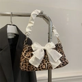 Borsa retrò leopardata con grande fiocco di seta bianca e dettagli del manico arricciati - Grande Fiocco Bianco (ZX6218) / Bianco