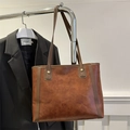 Bruine minimalistische leren shopper met contrastnaden en schouderbanden - Donkerbruin