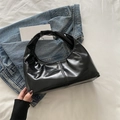 Sac hobo minimaliste noir brillant en forme de lune avec détails de couture verticaux - Noir