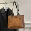 Bruine shopper van gewassen leer met goudkleurige klinknagels en dubbele riemen - Tan