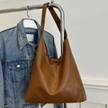 Grand sac cabas en cuir marron avec texture souple et bandoulière décontractée - Marron
