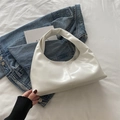 Sac hobo blanc brillant en cuir PU avec une silhouette demi-lune minimaliste - Blanc
