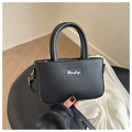 Details der schwarzen Mini-Leder-Umhängetasche mit Shunfeng-Metalllogo und Tragegriff - Schwarz