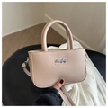Detailaufnahme der beigen Mini-Umhängetasche mit goldenem Shunfeng-Logo und Ledergriff - Khaki