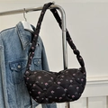 Borsa hobo nera trapuntata con stampa floreale rosa e dettaglio tracolla a nodo - Nero